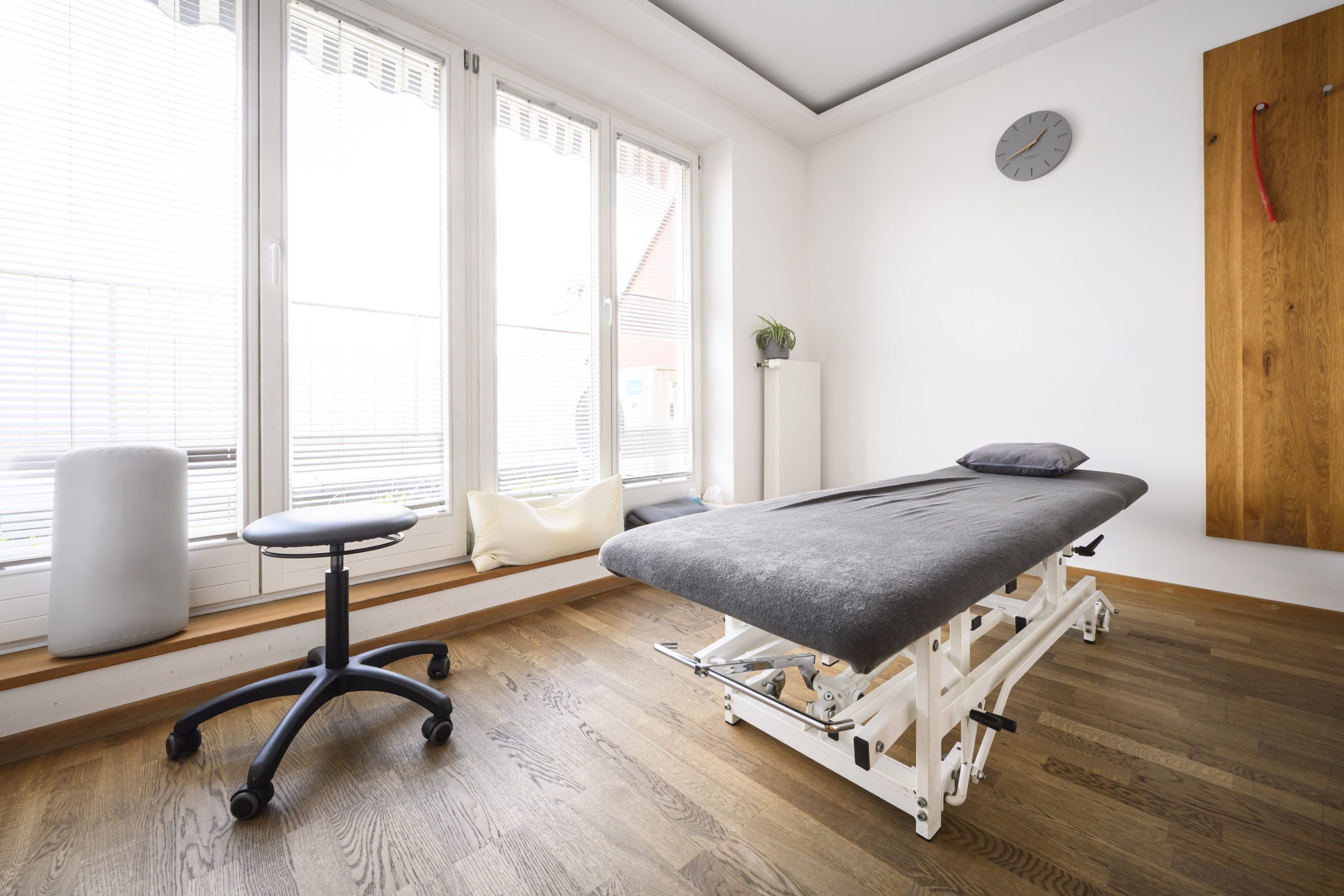 Behandlungsraum der Physiotherapie Recovery Base am Stachus — moderne Liege und Praxisausstattung