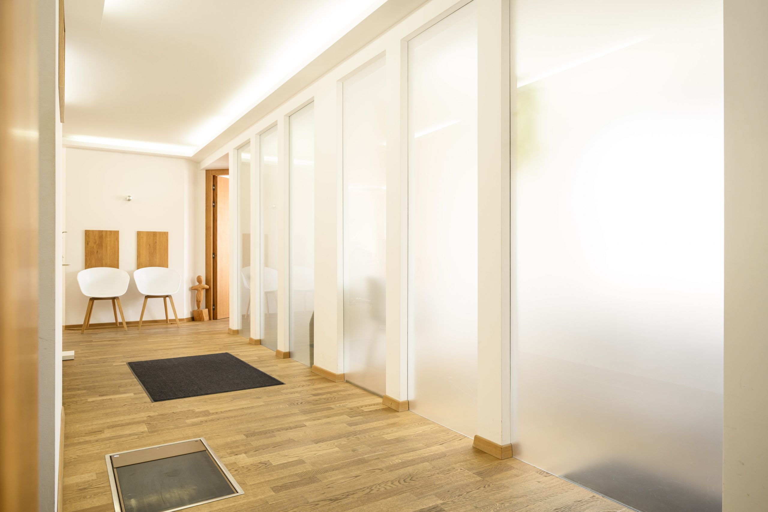 Behandlungsraum der Physiotherapie Recovery Base am Stachus — helle Räume nahe Hauptbahnhof