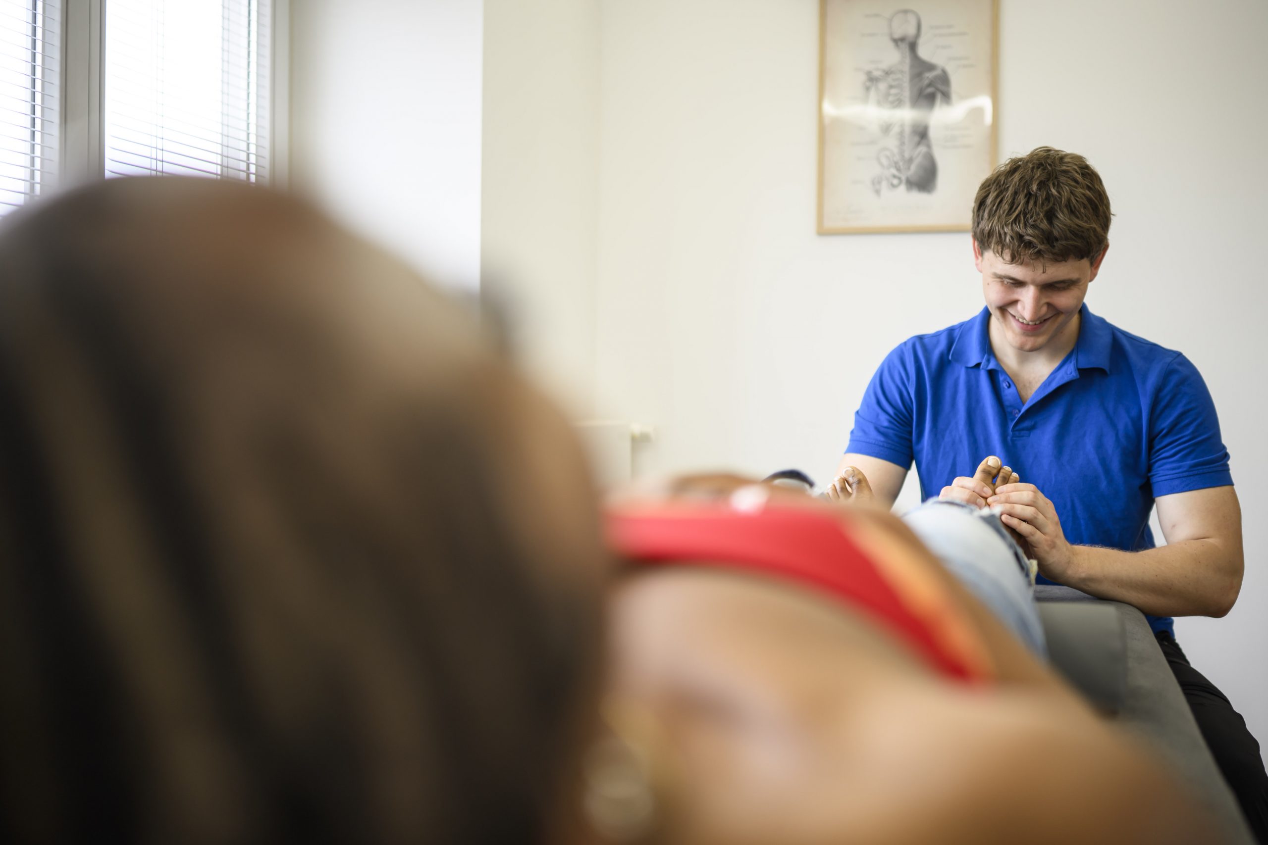 Behandlungsraum der Physiotherapie Recovery Base am Stachus — moderne Praxisräume am Karlsplatz